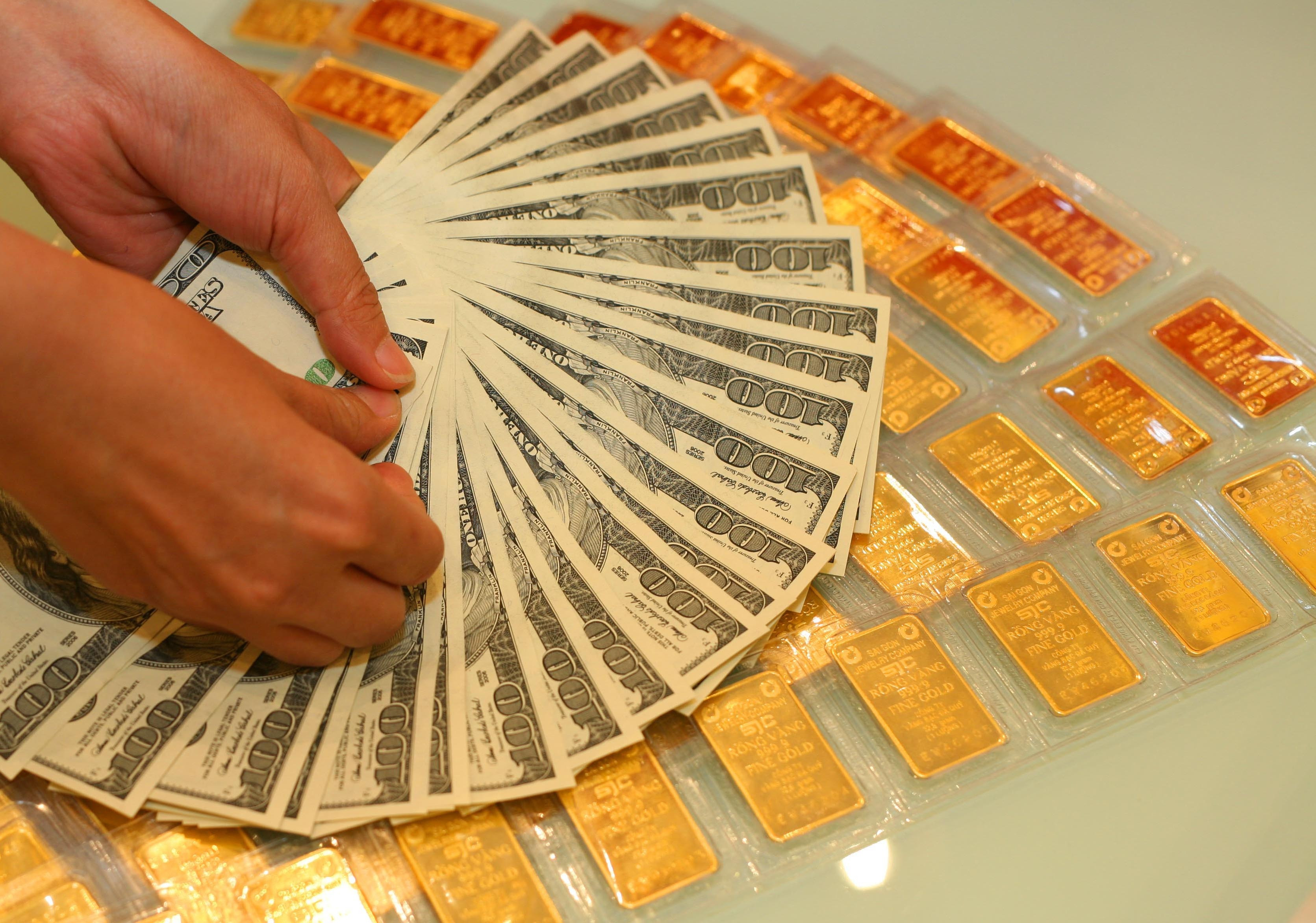 Có được đặt cọc bằng vàng, bằng ngoại tệ hay bằng séc không?