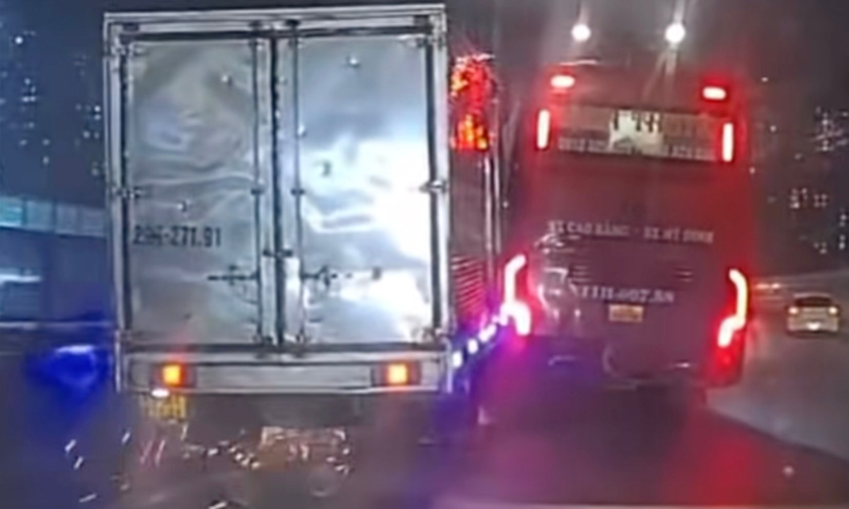 Tài xế xe khách 'vô pháp' chèn ép, tạt đầu xe tải ở Vành đai 3 trên cao Hà Nội