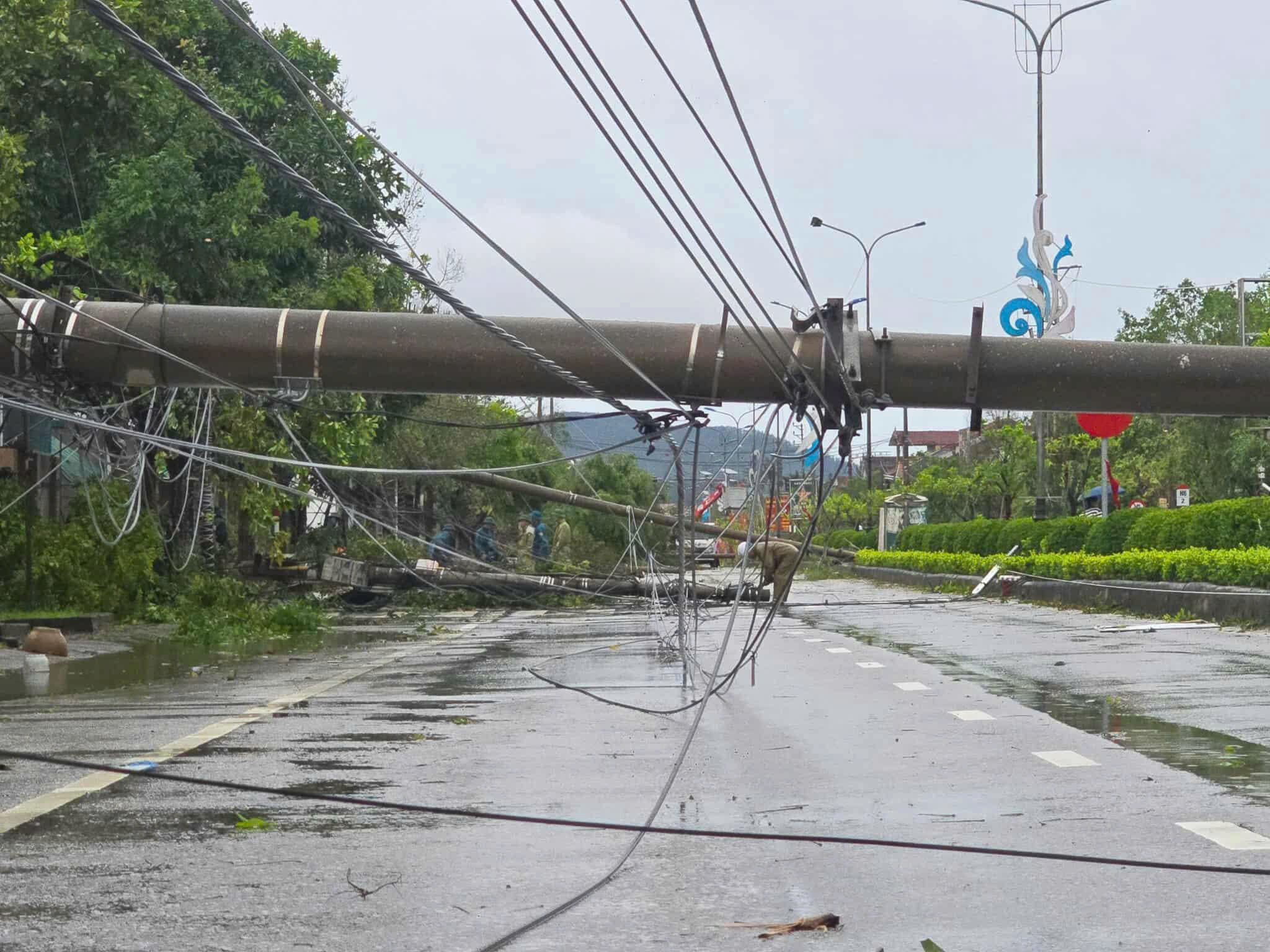 Bão Bualoi quần thảo Hà Tĩnh suốt 12 giờ với sức gió mạnh nhất lịch sử