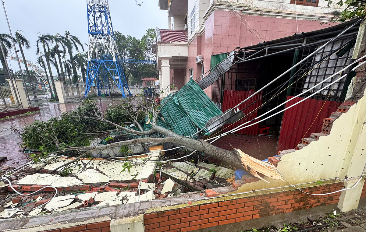 Chuyên gia: Bão số 10 Bualoi suy yếu nhưng tác động hoàn lưu bão còn rất mạnh