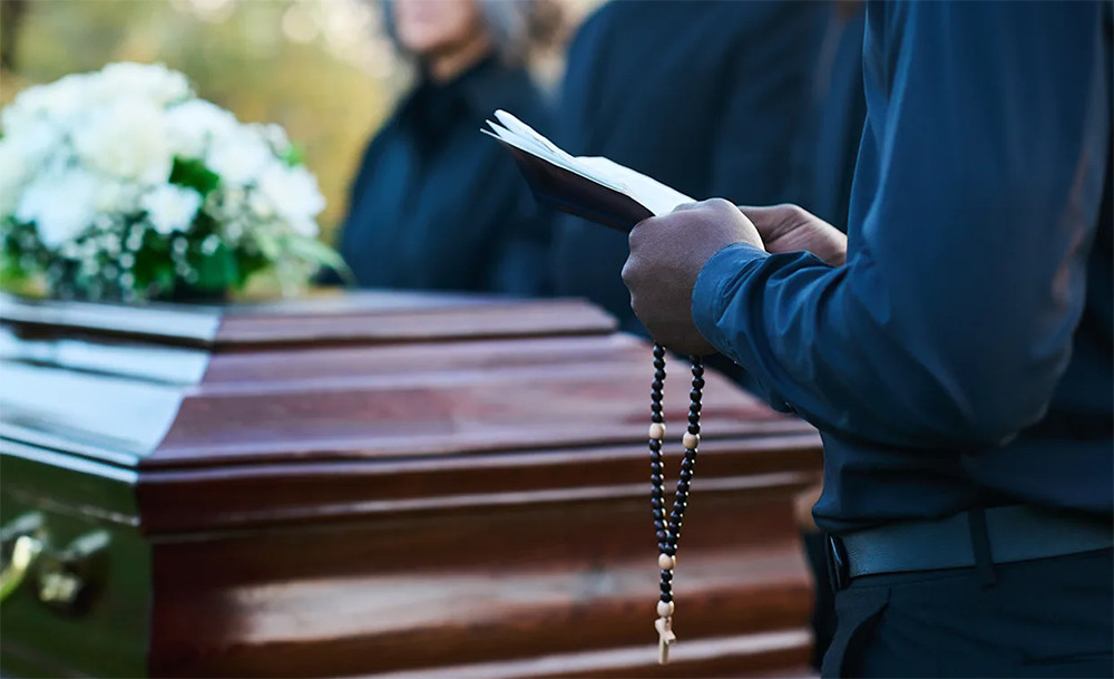 Chàng trai 22 tuổi gây sốc khi xuất hiện khỏe mạnh tại tang lễ của chính mình