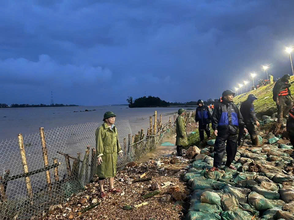 Huy động hơn 200 người vá đê khẩn cấp ở Thanh Hoá