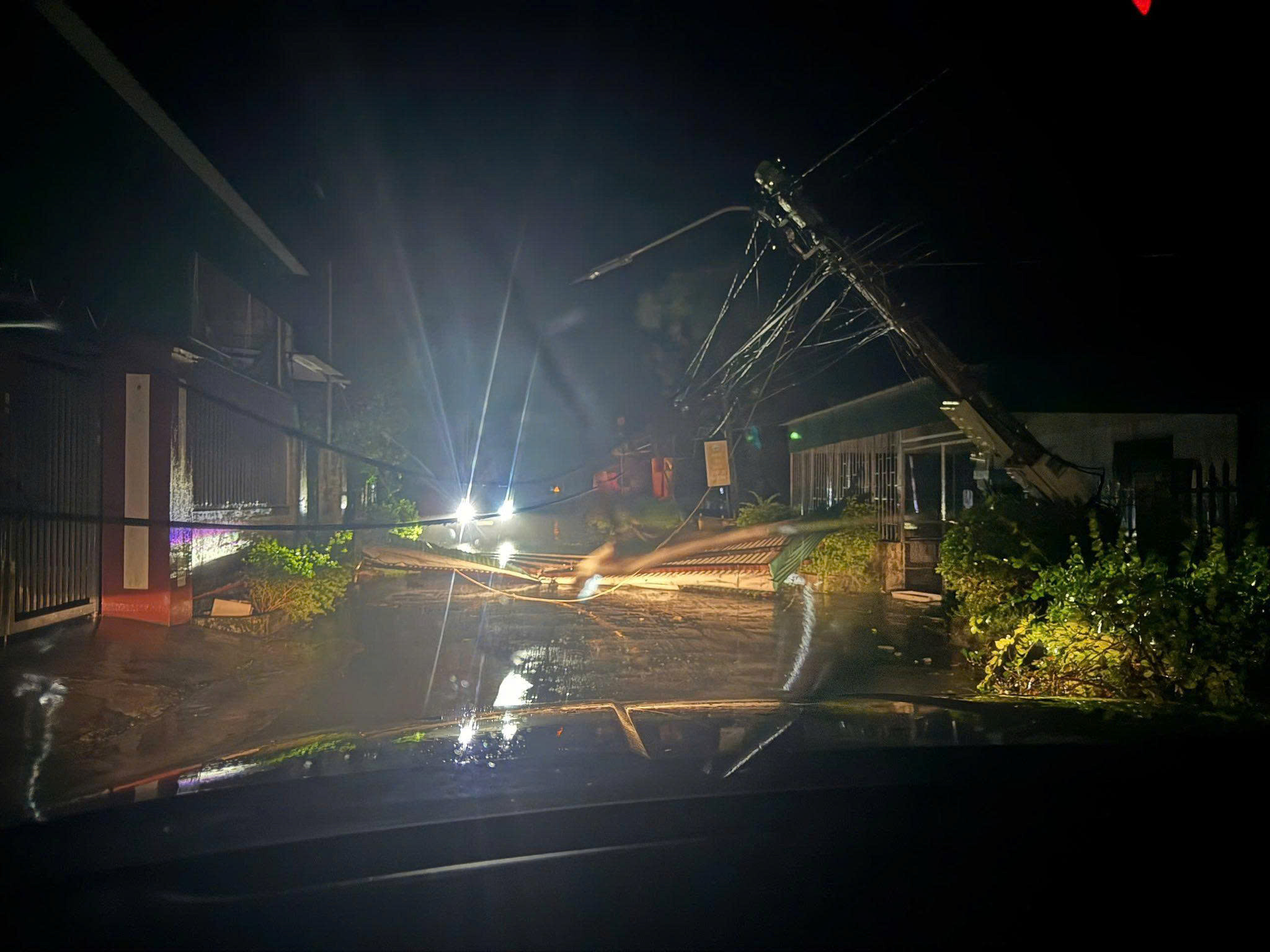 Cột điện gãy la liệt, mái tôn bay tứ tán, Hà Tĩnh - Quảng Trị ngổn ngang sau bão