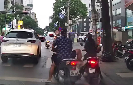 Xác định danh tính tài xế ngổ ngáo húc xe máy chờ đèn đỏ, dọa đạp nữ quân nhân