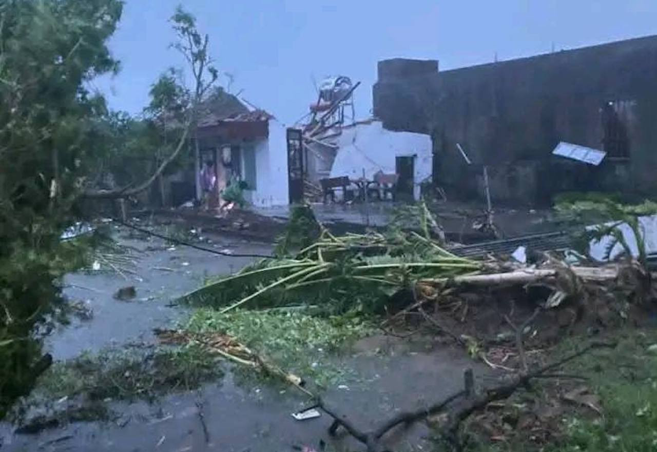 Lốc xoáy kéo sập nhiều nhà dân ở Ninh Bình, 6 người thiệt mạng