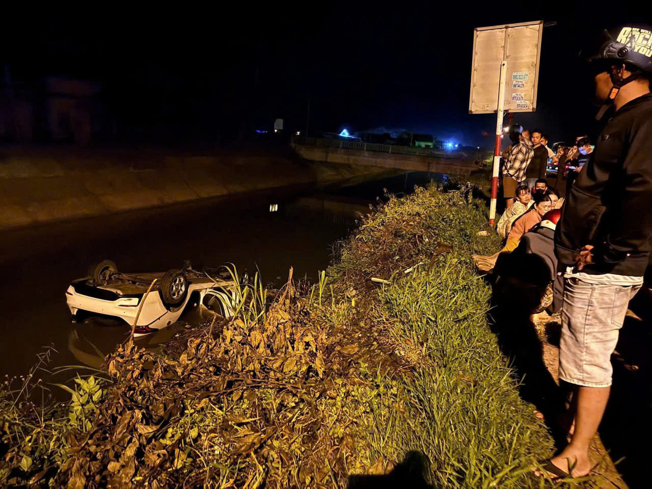 Ô tô lao xuống mương nước ở Đắk Lắk, tài xế tử vong