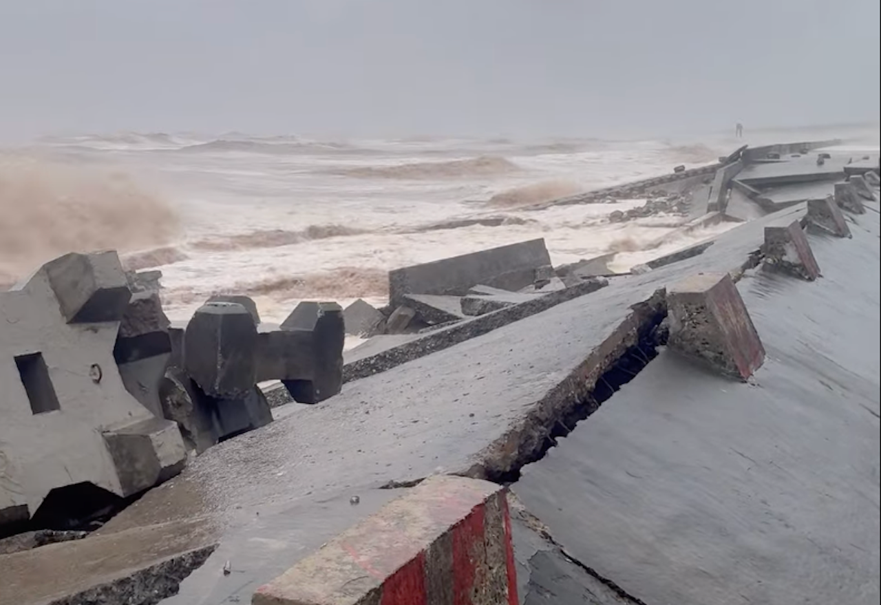 Ninh Bình công bố tình huống khẩn cấp sự cố sạt, sập mái kè biển Hải Thịnh 3