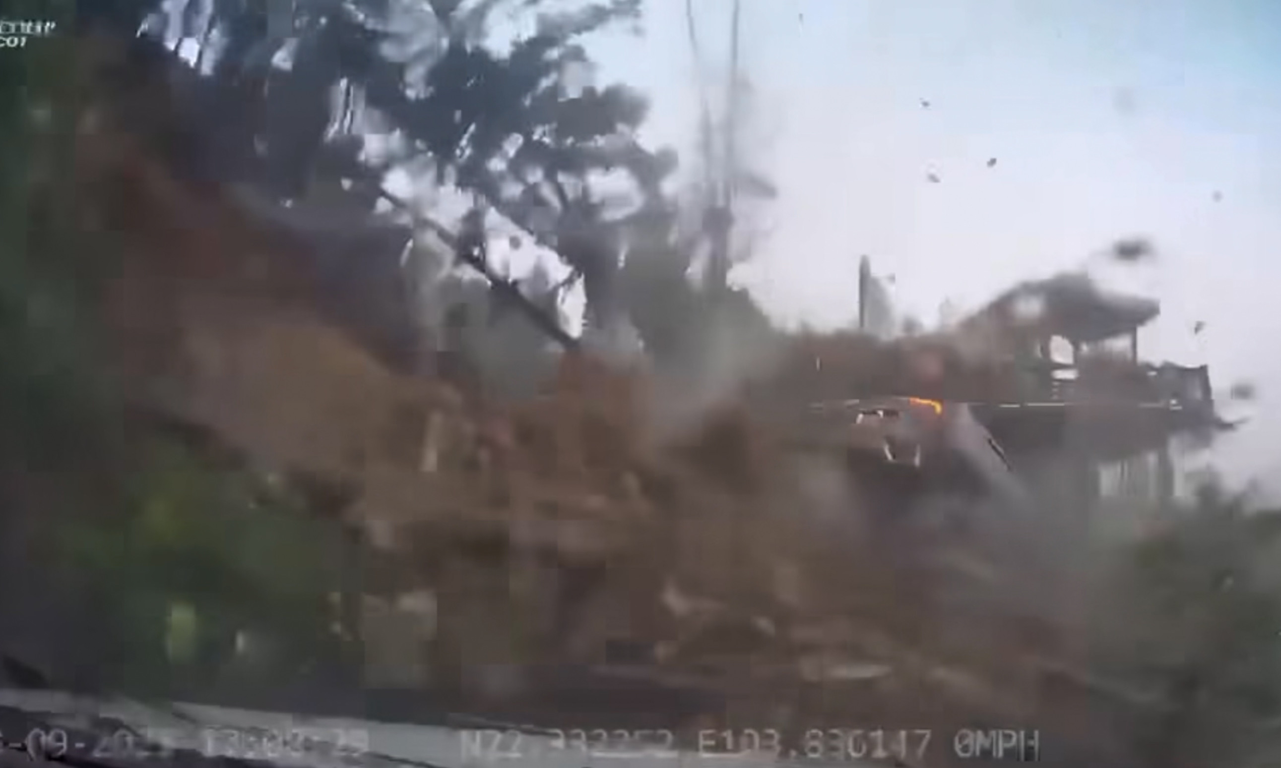 Sạt lở tại Sa Pa hất ô tô rơi xuống vực, 3 người thoát chết