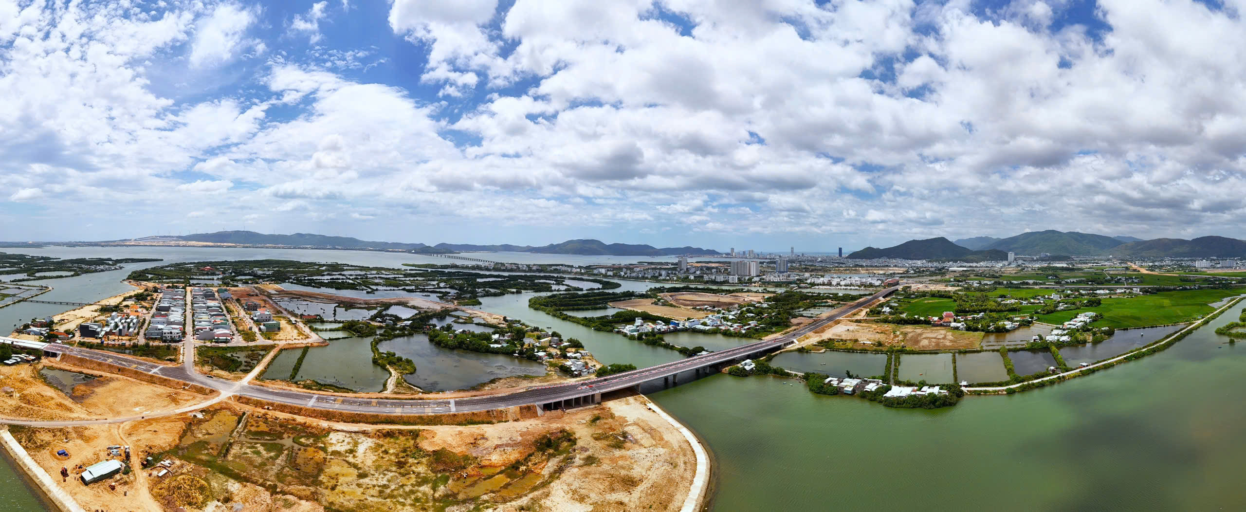 Gia Lai khánh thành 2 tuyến đường gần 900 tỷ đồng