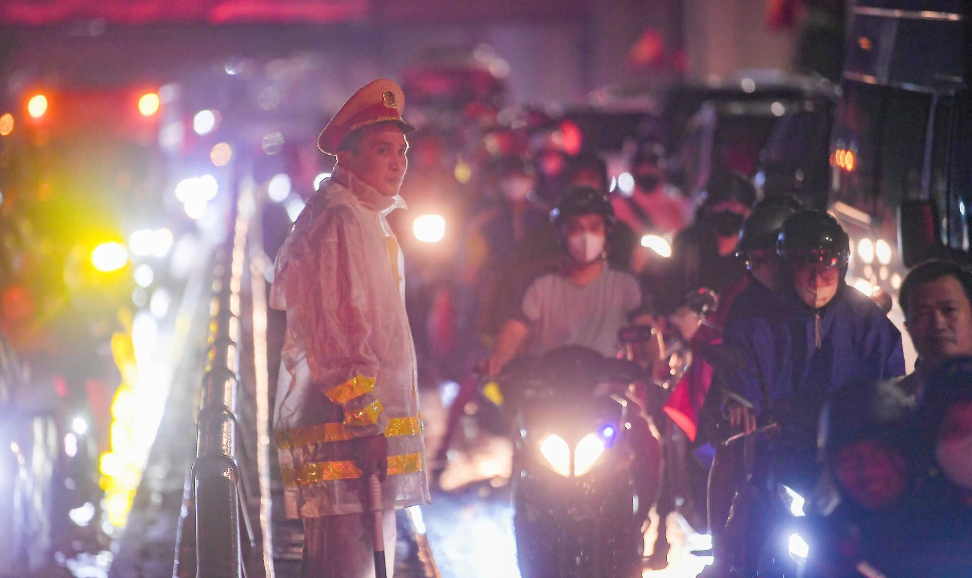 23h đêm, đường Hà Nội vẫn ken đặc xe, nhiều người cuốc bộ 6 tiếng về nhà