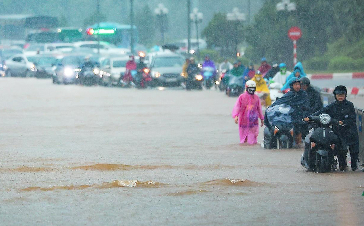Vì sao Hà Nội mưa rất to, ngập sâu nhiều giờ?