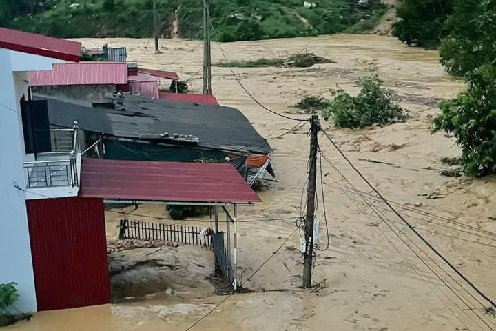 Nhiều người dân bị lũ cô lập ở Bắc Bộ và miền Trung lên mạng cầu cứu