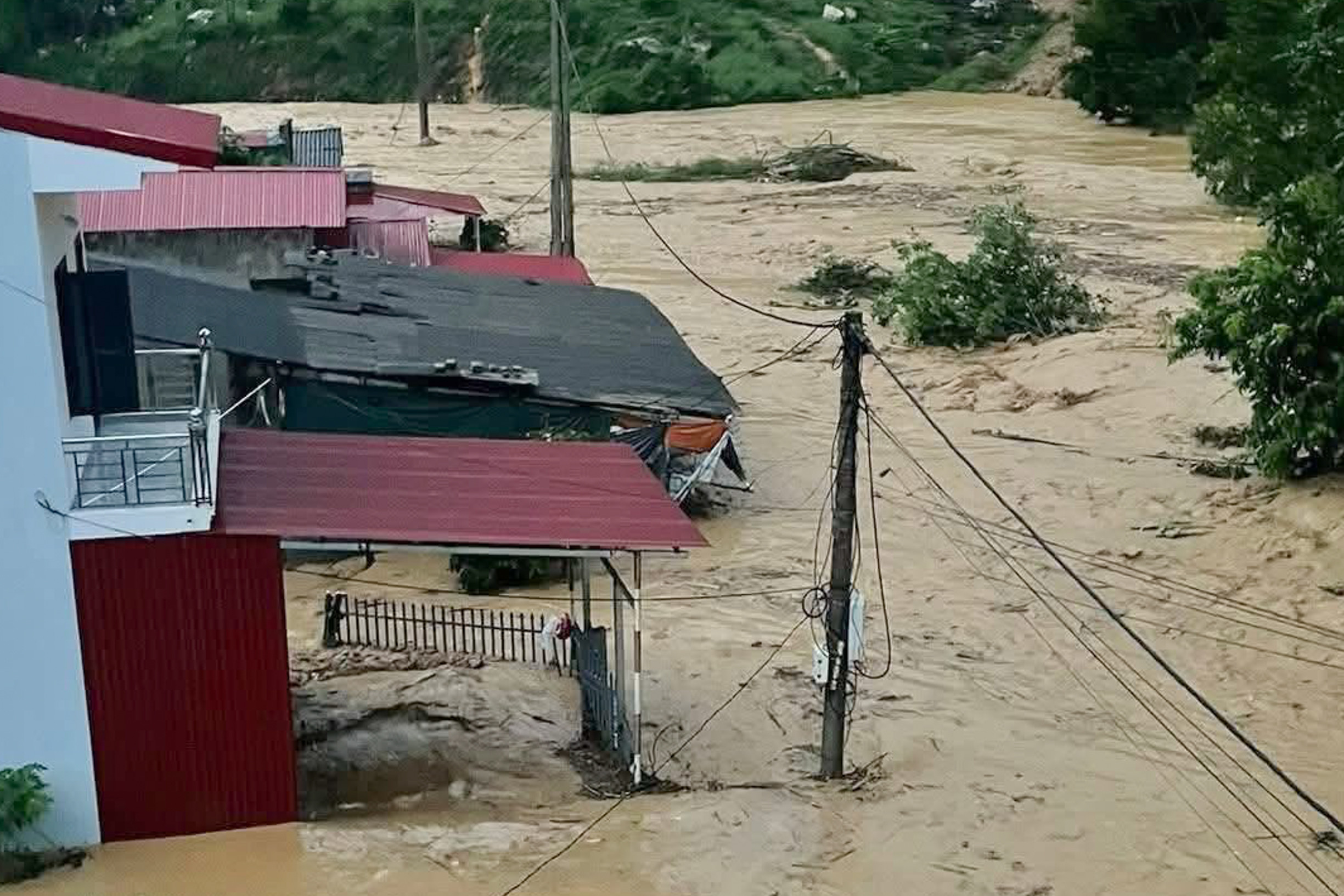 48 đại biểu Lào Cai xin vắng mặt Đại hội, khẩn cấp đi chống lũ