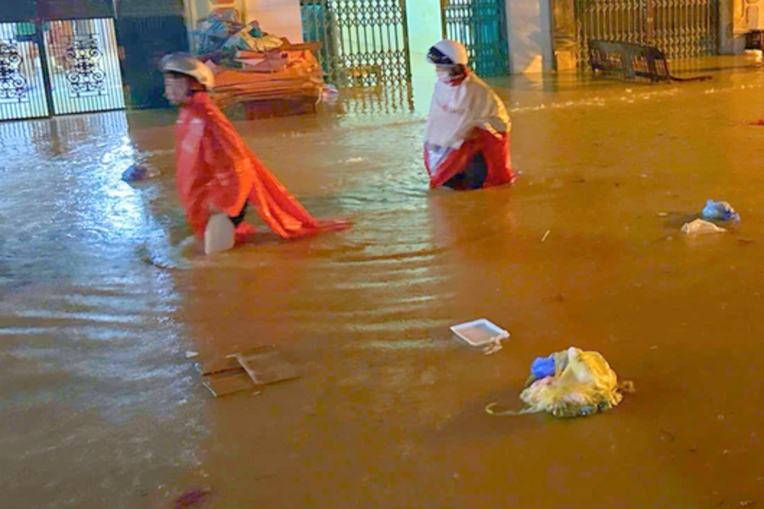 Lào Cai: Nước lũ dâng gần 3m trong 4 giờ, trăm người phải sơ tán khẩn cấp