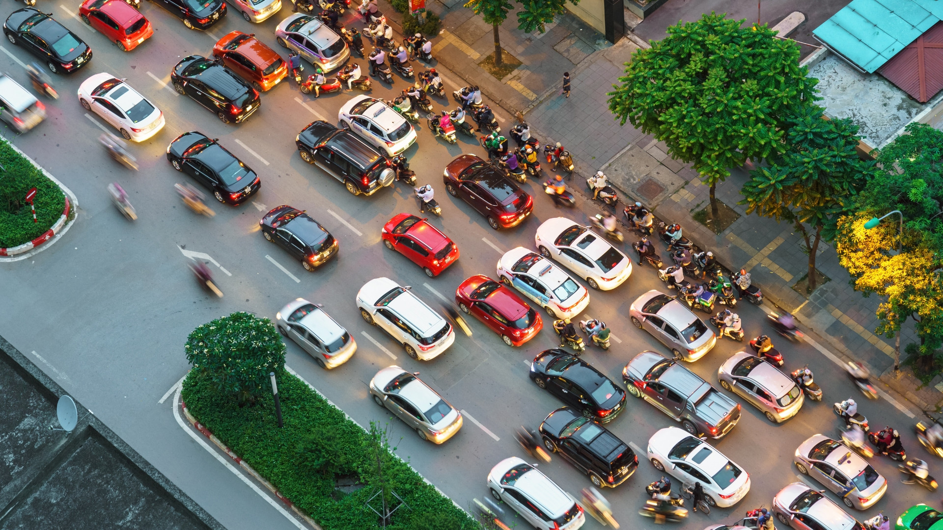 Nửa đầu 2025: Tiêu thụ nhiên liệu trung bình 4,42 lít/100 km, vượt mục tiêu 2030