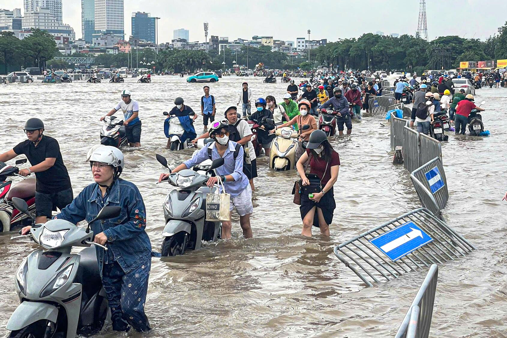 Vì sao Hà Nội cứ mưa là ngập 'không lối thoát'?