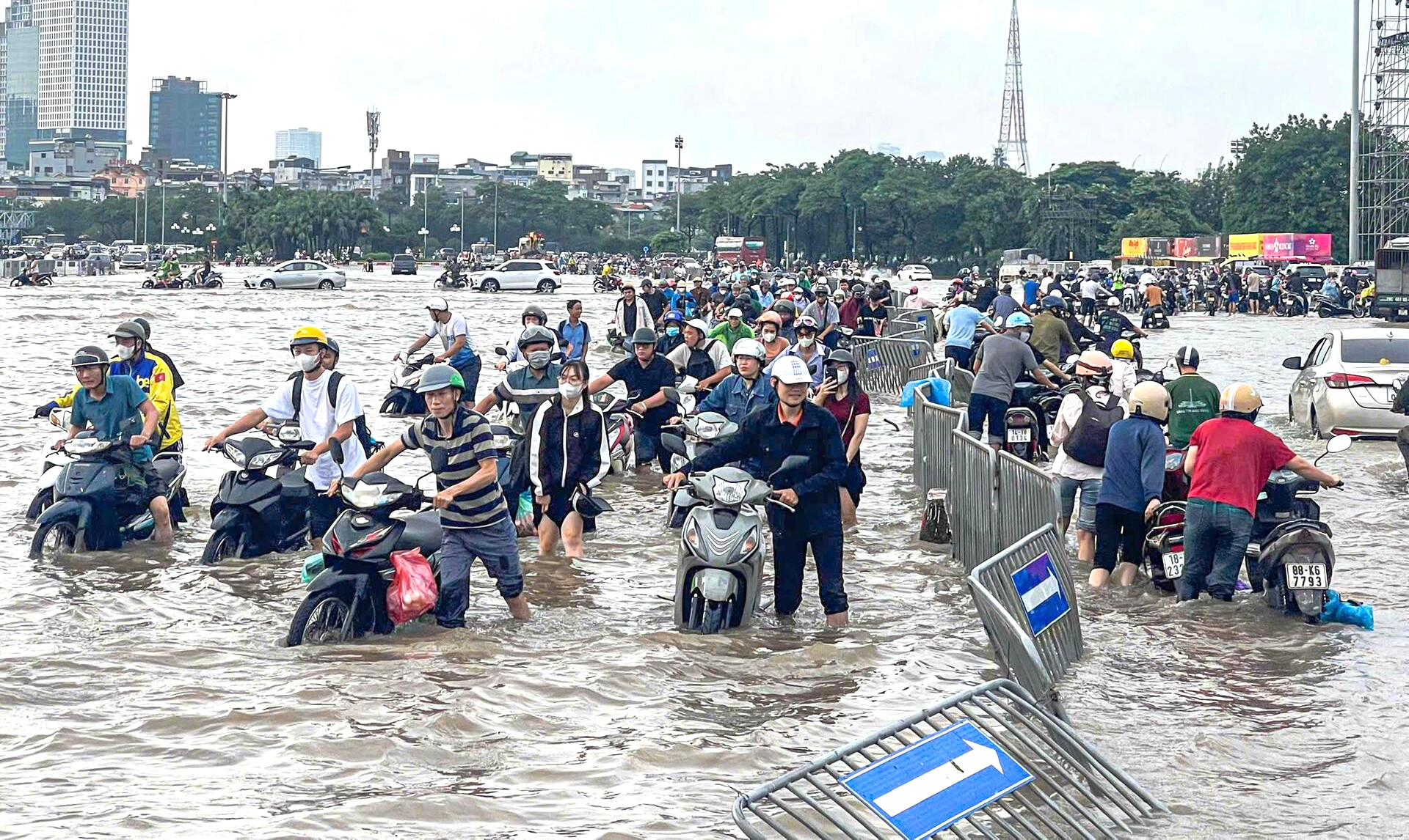 Đường vẫn ngập ngang gối, dân Hà Nội chen chúc dắt xe lội nước đi làm từ sớm
