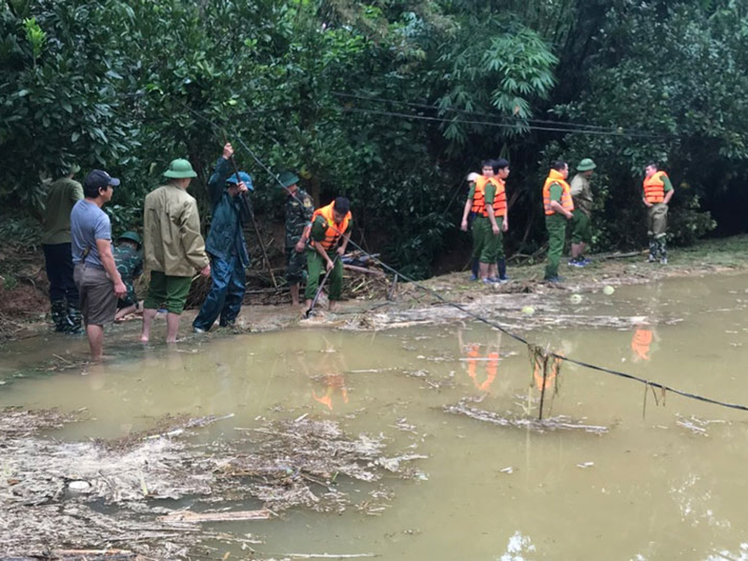 Vỡ ao cá ở Lào Cai, 4 người bị cuốn trôi