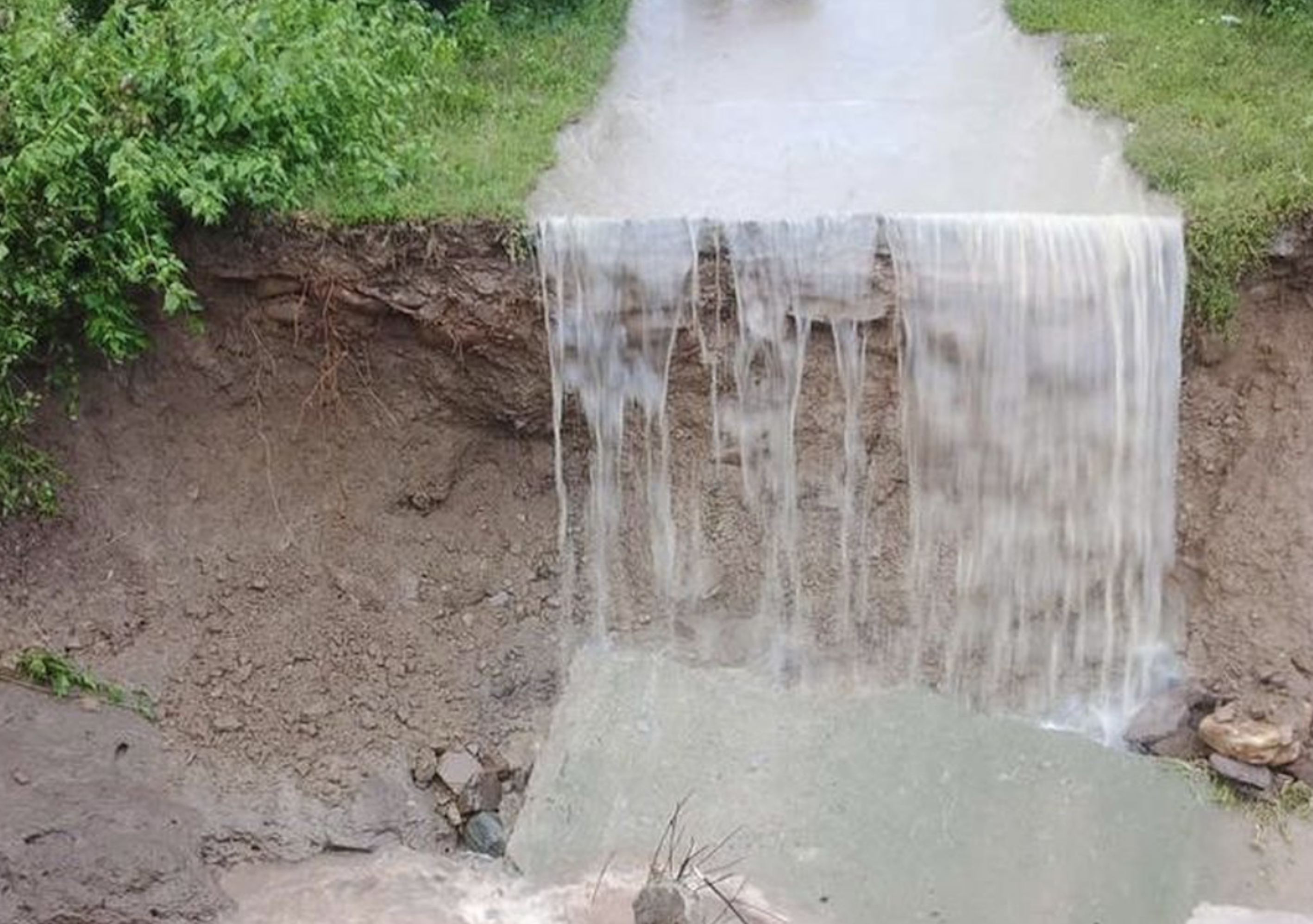 Mưa lớn làm sập cống liên hợp ở miền núi Quảng Trị, nhiều hộ dân bị cô lập