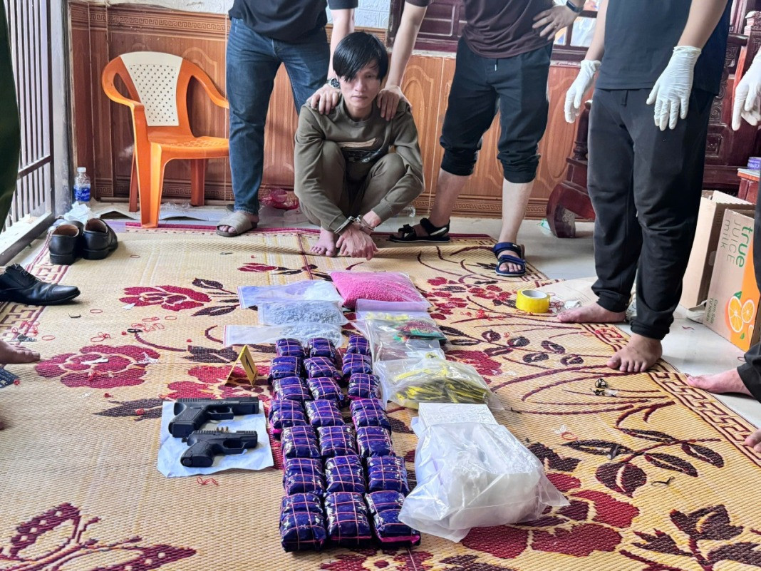 Bắt gã đàn ông tàng trữ 14kg ma túy và 2 khẩu súng quân dụng