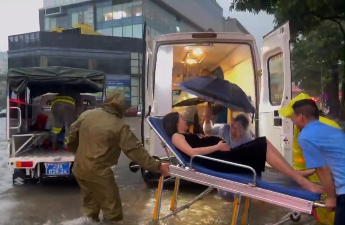 Sản phụ vỡ ối giữa trời mưa như trút nước, công an dùng xe đặc chủng đưa đi sinh