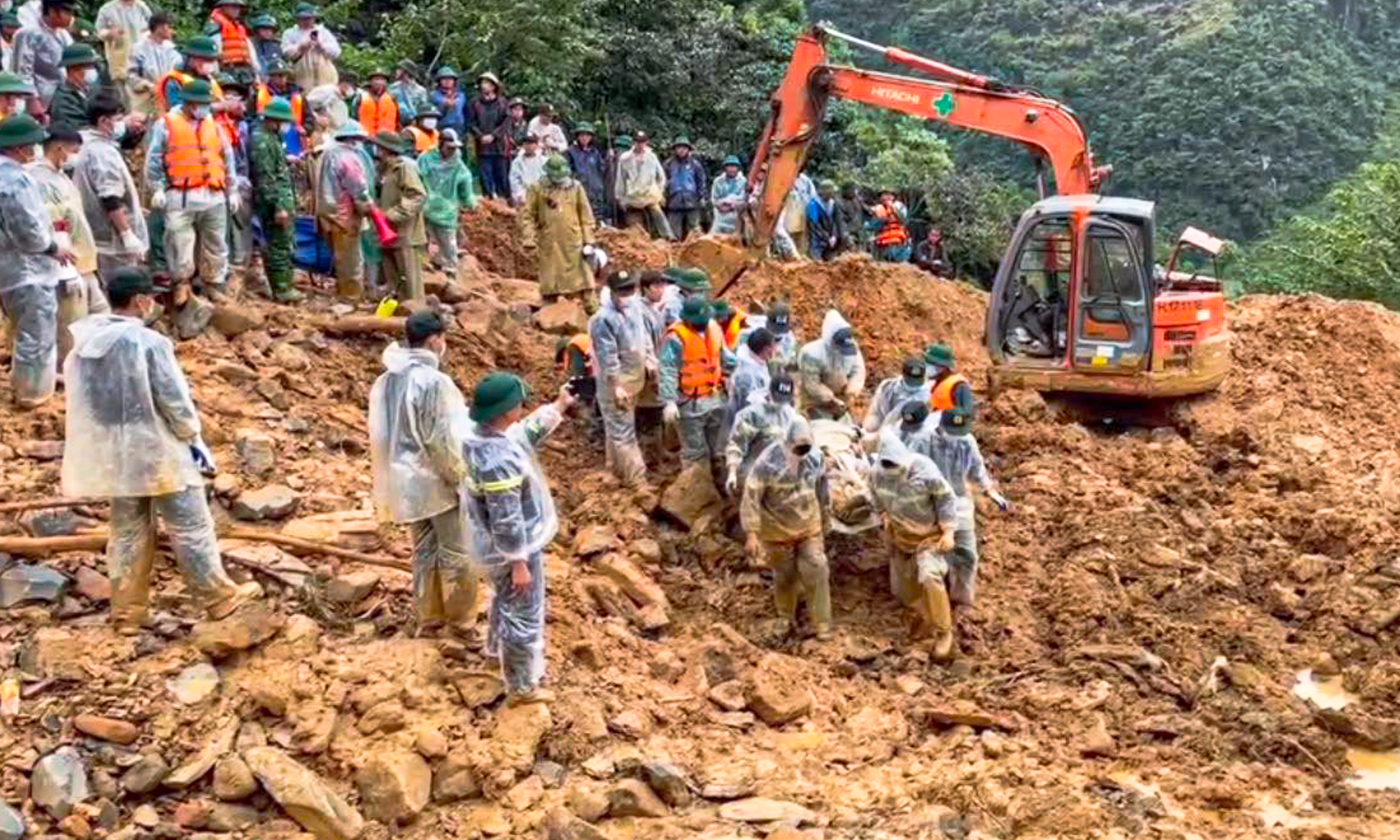 Sạt lở vùi lấp gia đình 4 người ở Tuyên Quang: Tìm thấy thi thể đầu tiên