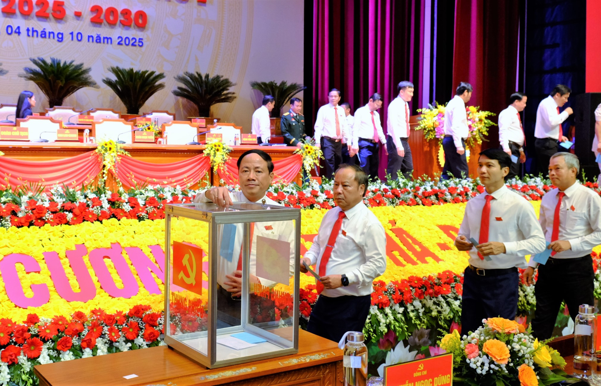 Đại biểu Đại hội Đảng bộ tỉnh Gia Lai quyên góp ủng hộ đồng bào vùng bão lũ 