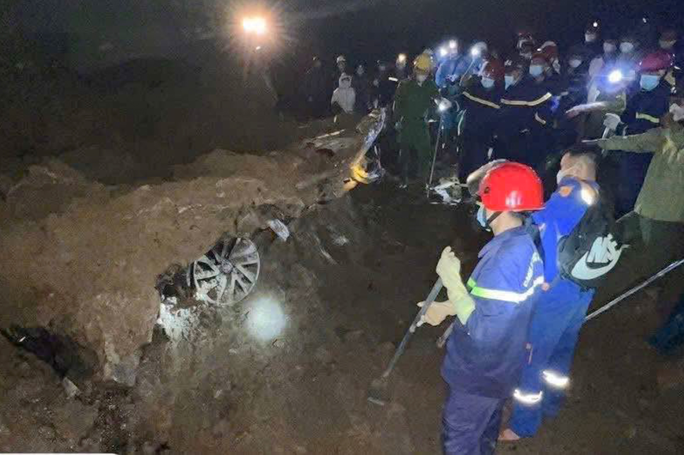 Xe bán tải bị đất đá vùi lấp ở Lào Cai: Tìm thấy 2 nạn nhân tử vong