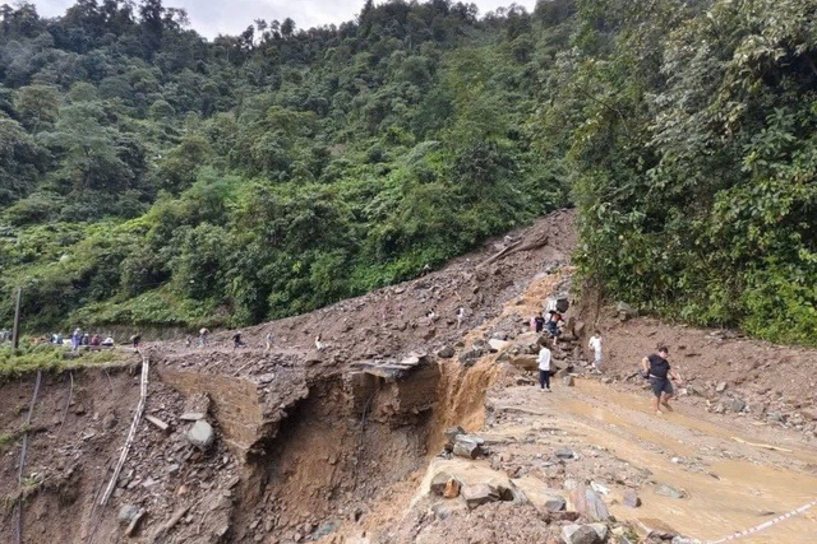 Thông xe qua đèo Khau Phạ ở Lào Cai sau 2 ngày bị chia cắt