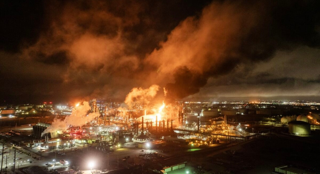 Khoảnh khắc nhà máy lọc dầu ở California nổ như ‘bom nguyên tử'