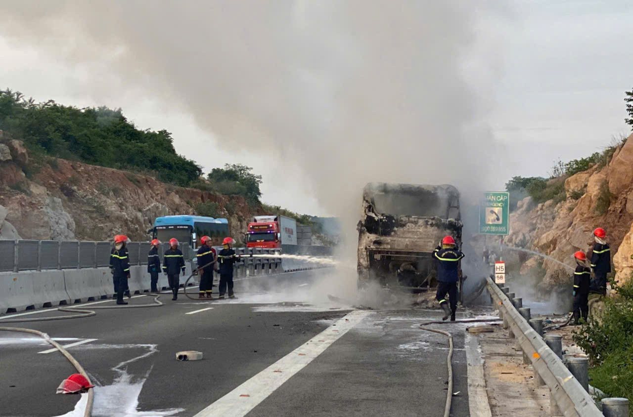 Xe khách cháy rụi trên cao tốc Cam Lâm - Nha Trang, 30 hành khách thoát thân