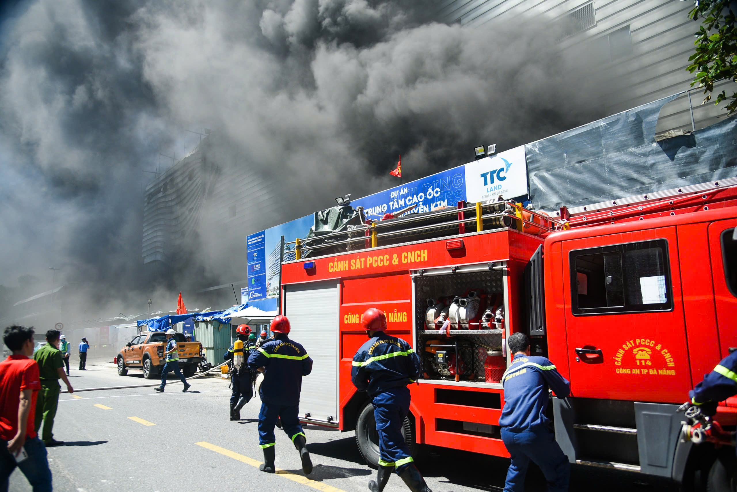 Hỏa hoạn tại dự án cao ốc phức hợp ở Đà Nẵng, hàng trăm công nhân sơ tán