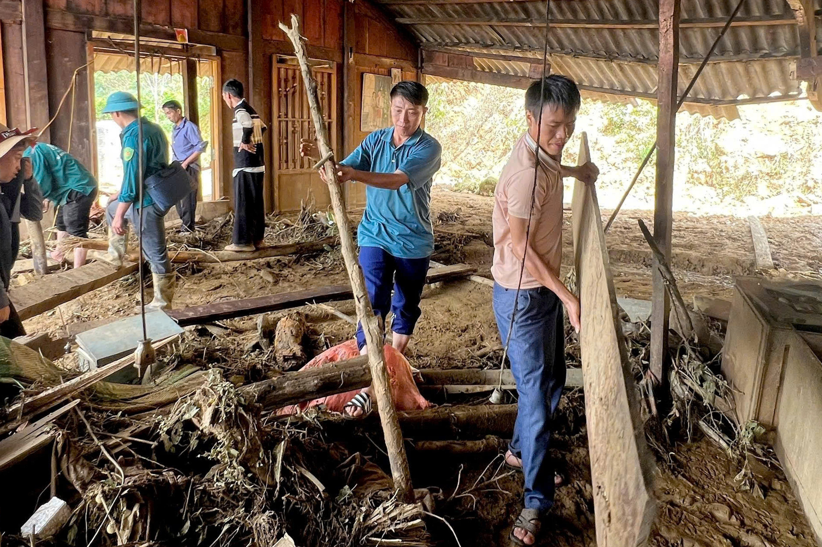 Trưởng thôn chạy xuyên đêm mưa lũ cứu 20 hộ dân thoát sạt lở