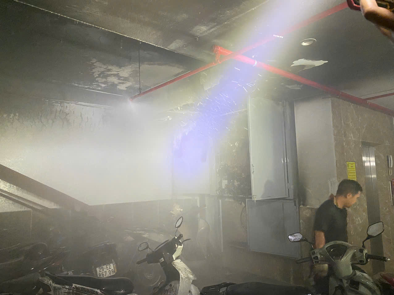 Cháy chung cư mini 8 tầng trong đêm, nhiều người lao lên tầng thượng thoát thân