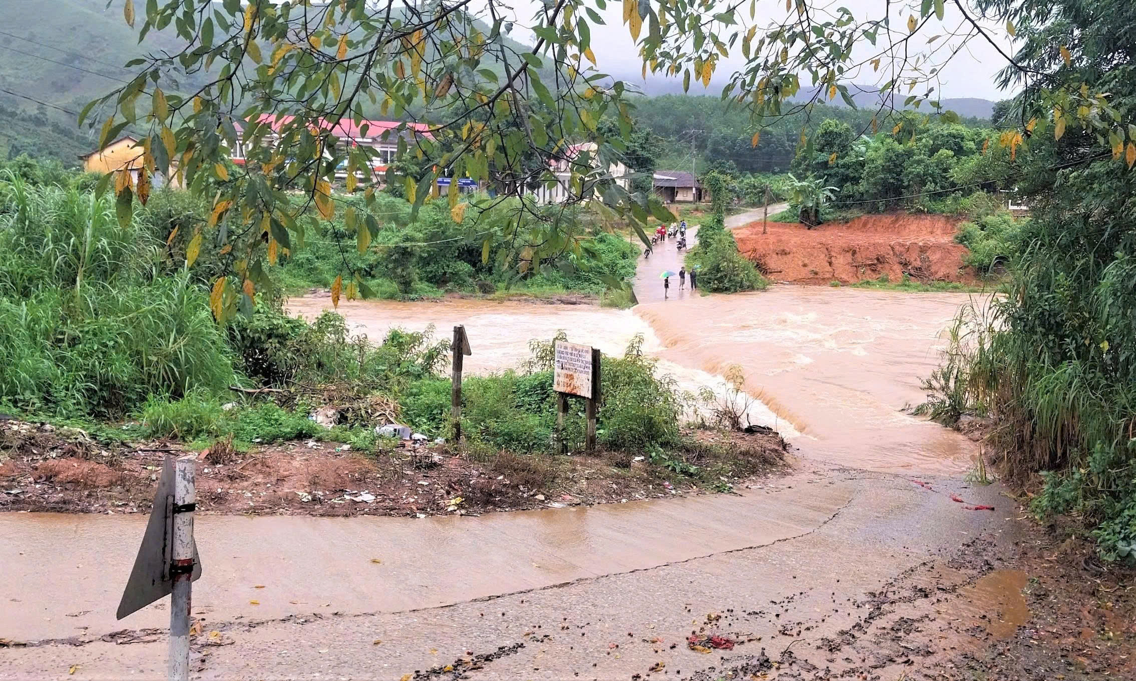Cầu tràn bị nhấn chìm vào mùa mưa lũ, dân vùng cao Quảng Ngãi canh cánh mối lo