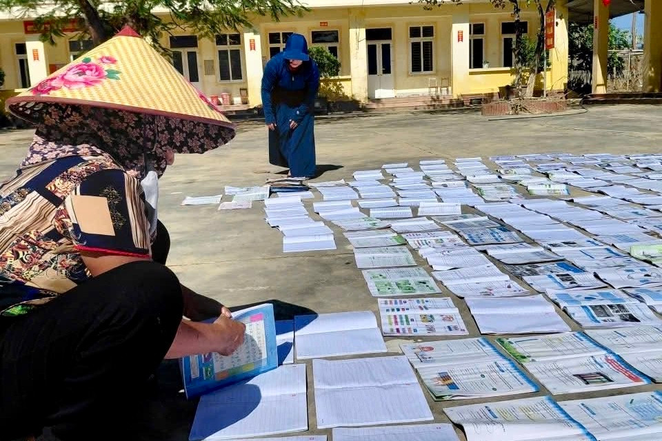 Giáo viên phơi từng trang sách, sốt ruột đón học sinh trở lại trường sau bão