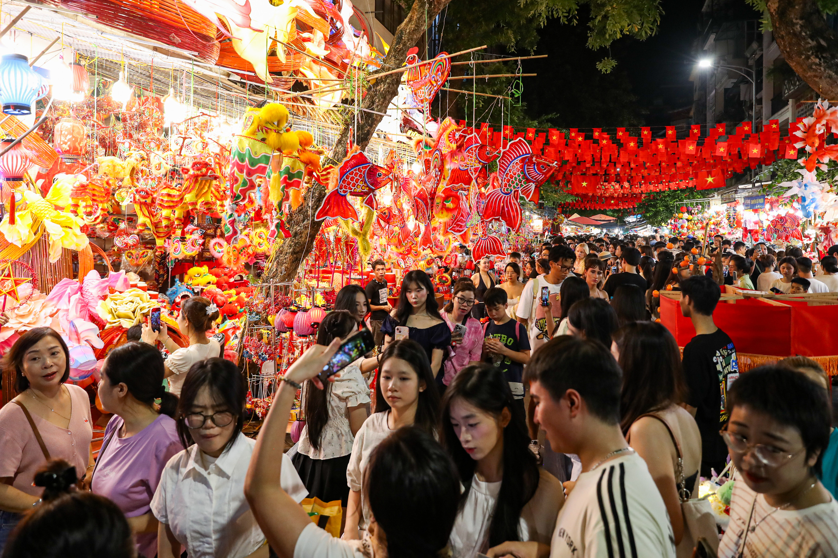 Biển người chen chân trên phố Hàng Mã đón Trung thu sớm 