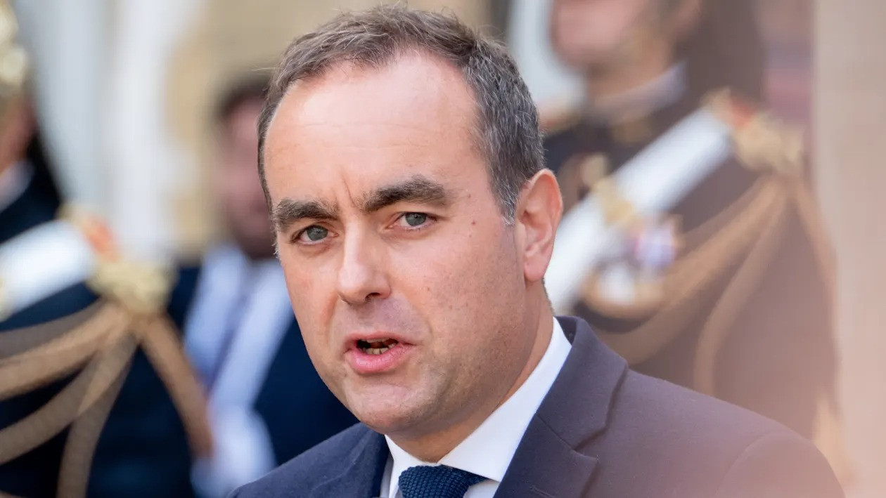 Thủ tướng Pháp từ chức sau chưa đầy 1 tháng 