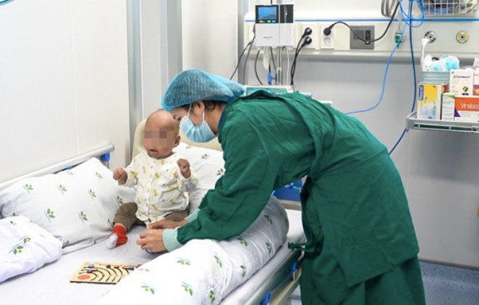 Hành trình sống sót kỳ diệu của bé gái mắc bệnh hiếm