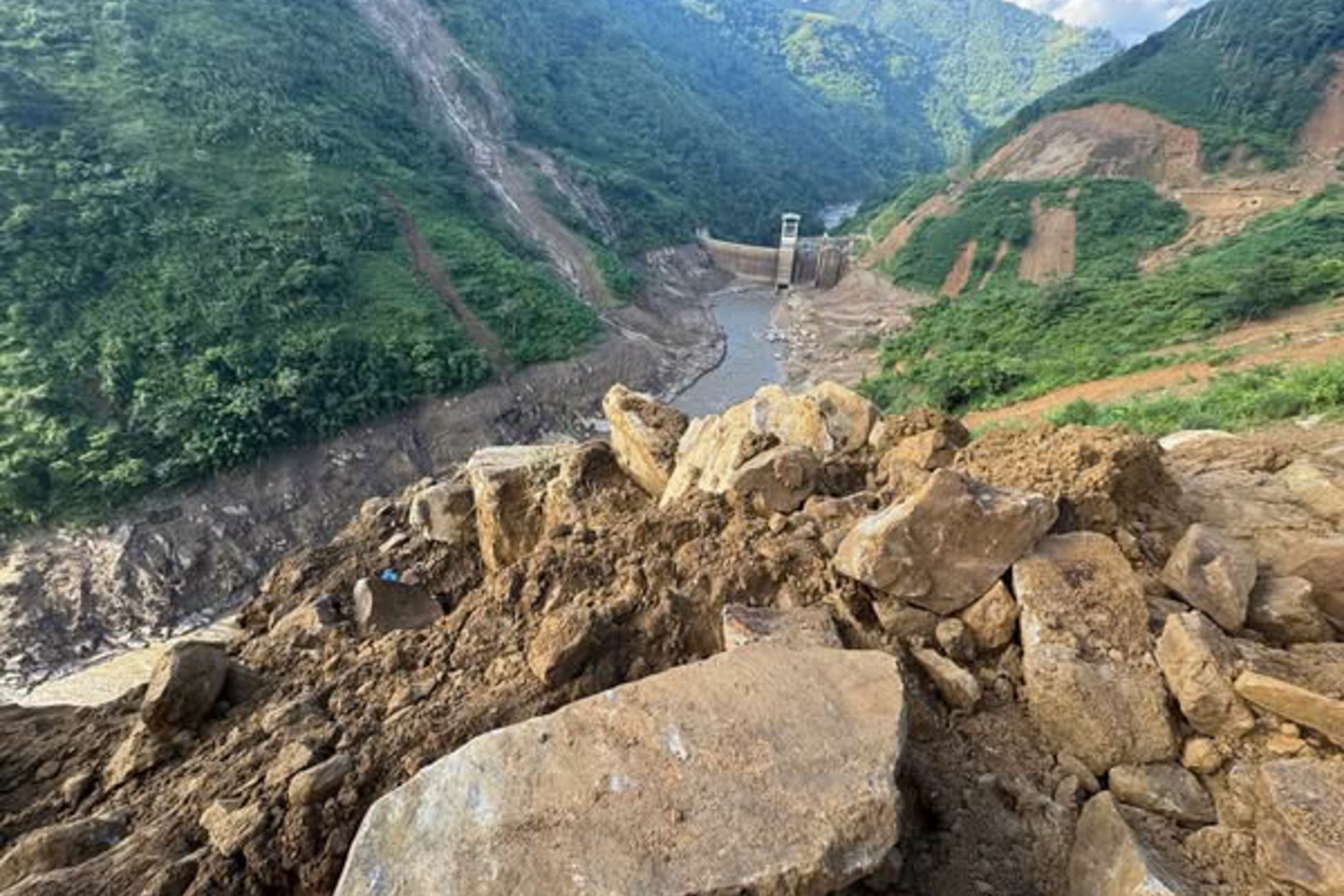 Xe bán tải bị vùi lấp ở Lào Cai: Huy động chó nghiệp vụ tìm nạn nhân mất tích