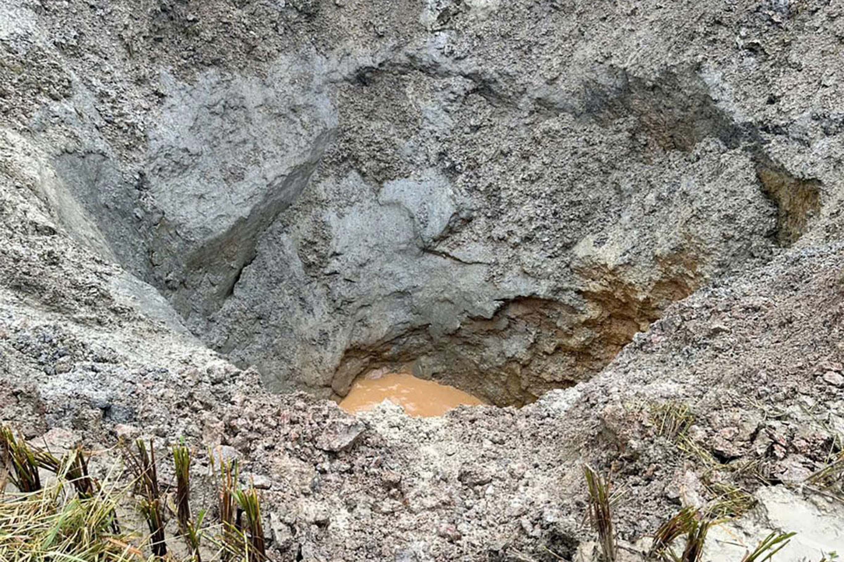 Hố sụt rộng 100m² bất ngờ xuất hiện ở Tuyên Quang