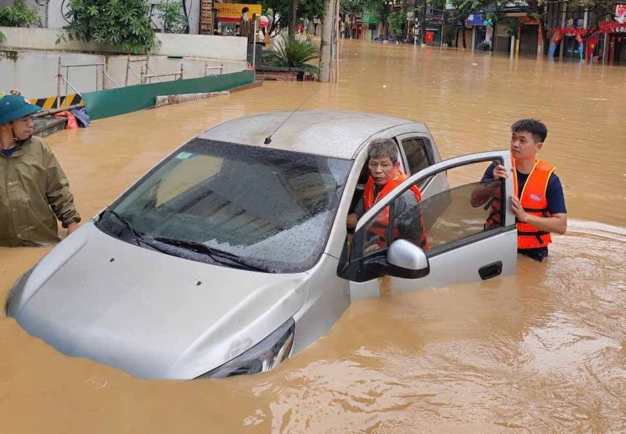 Đại uý công an lao mình xuống dòng lũ dữ, cứu người đàn ông mắc kẹt trong ô tô