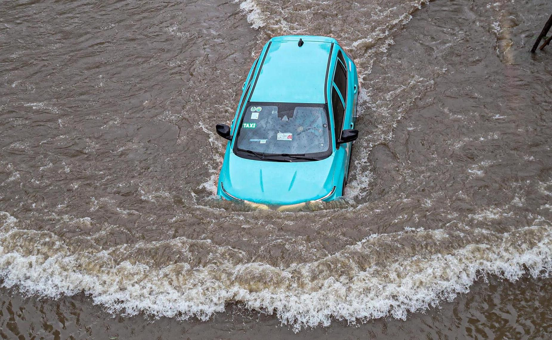 Hà Nội còn 106 vị trí úng ngập, có nơi sâu tới 1m, xe không thể đi lại