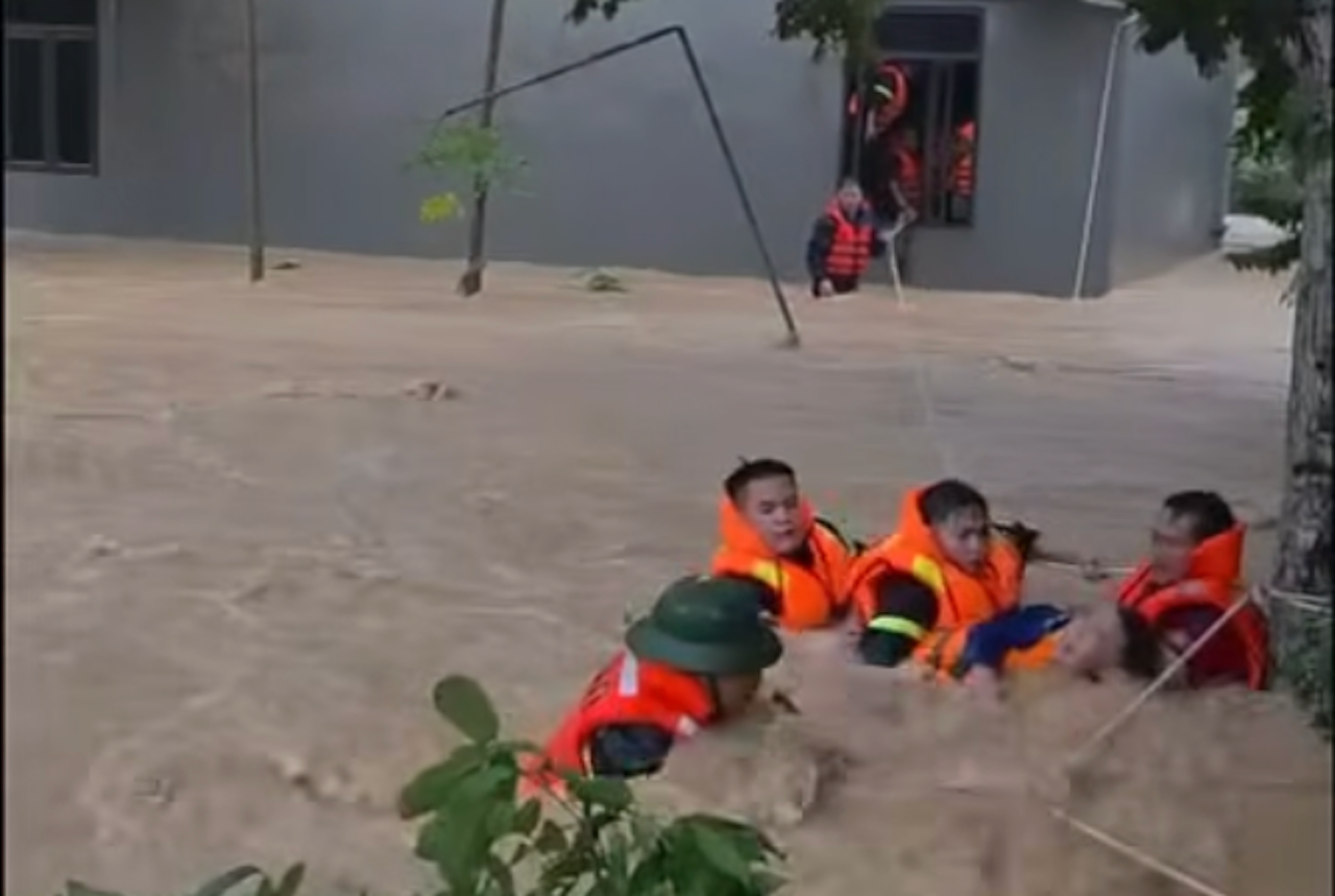 Ròng dây thừng giải cứu 5 người trong gia đình mắc kẹt giữa dòng lũ xiết
