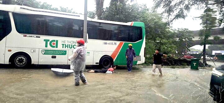 Nghi rò rỉ điện tại điểm ngập ở Hà Nội, người đi đường bị tê chân