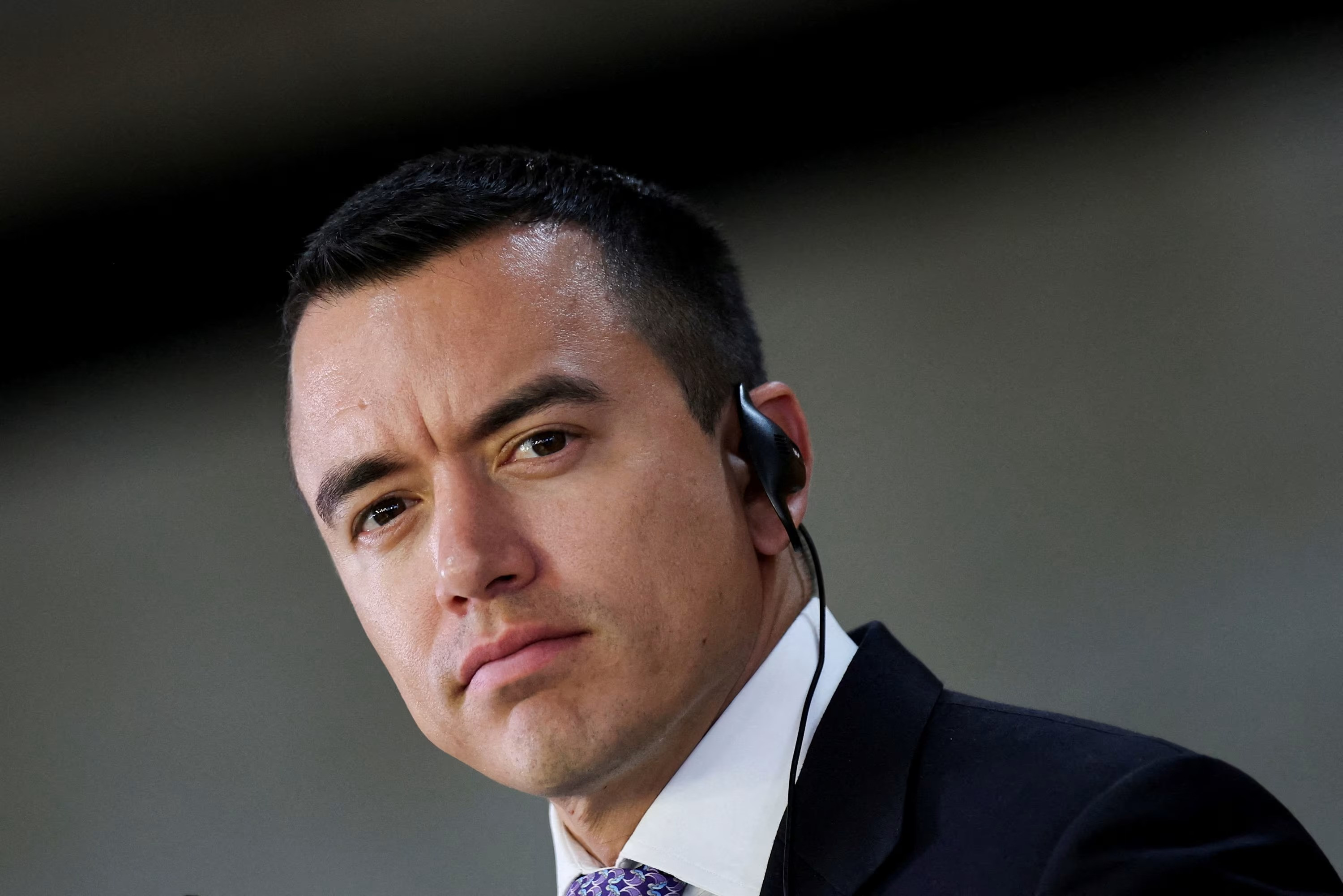 Xe chở Tổng thống Ecuador bị ném đá, trúng đạn