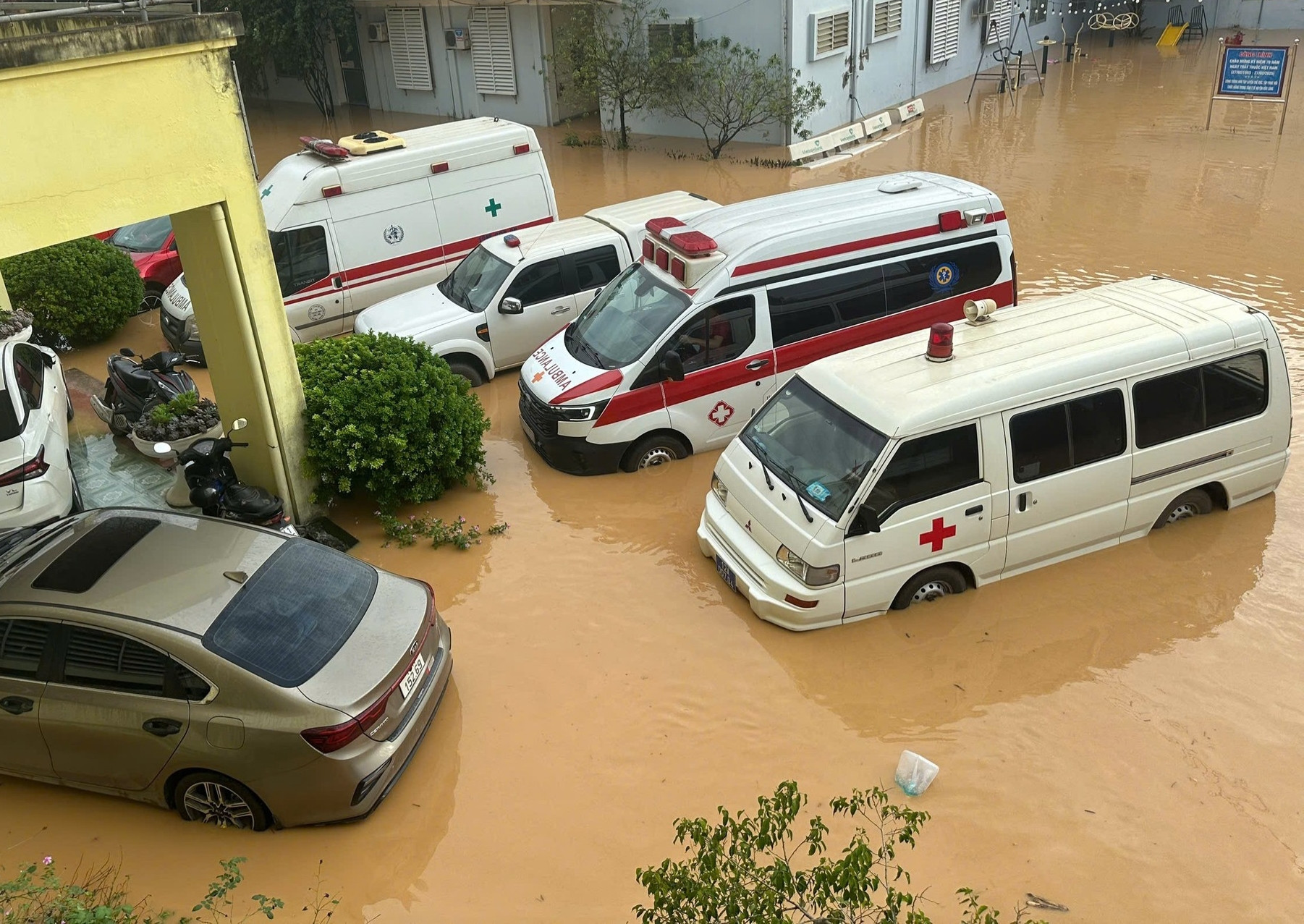 Cô lập giữa biển nước, bệnh viện ở Lạng Sơn 'cầm cự' từng giờ