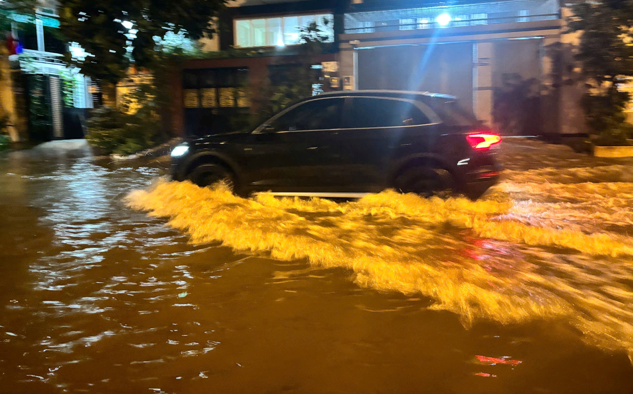 Trung tâm TP.HCM 'hiếm hoi' ngập nước sau trận mưa lớn