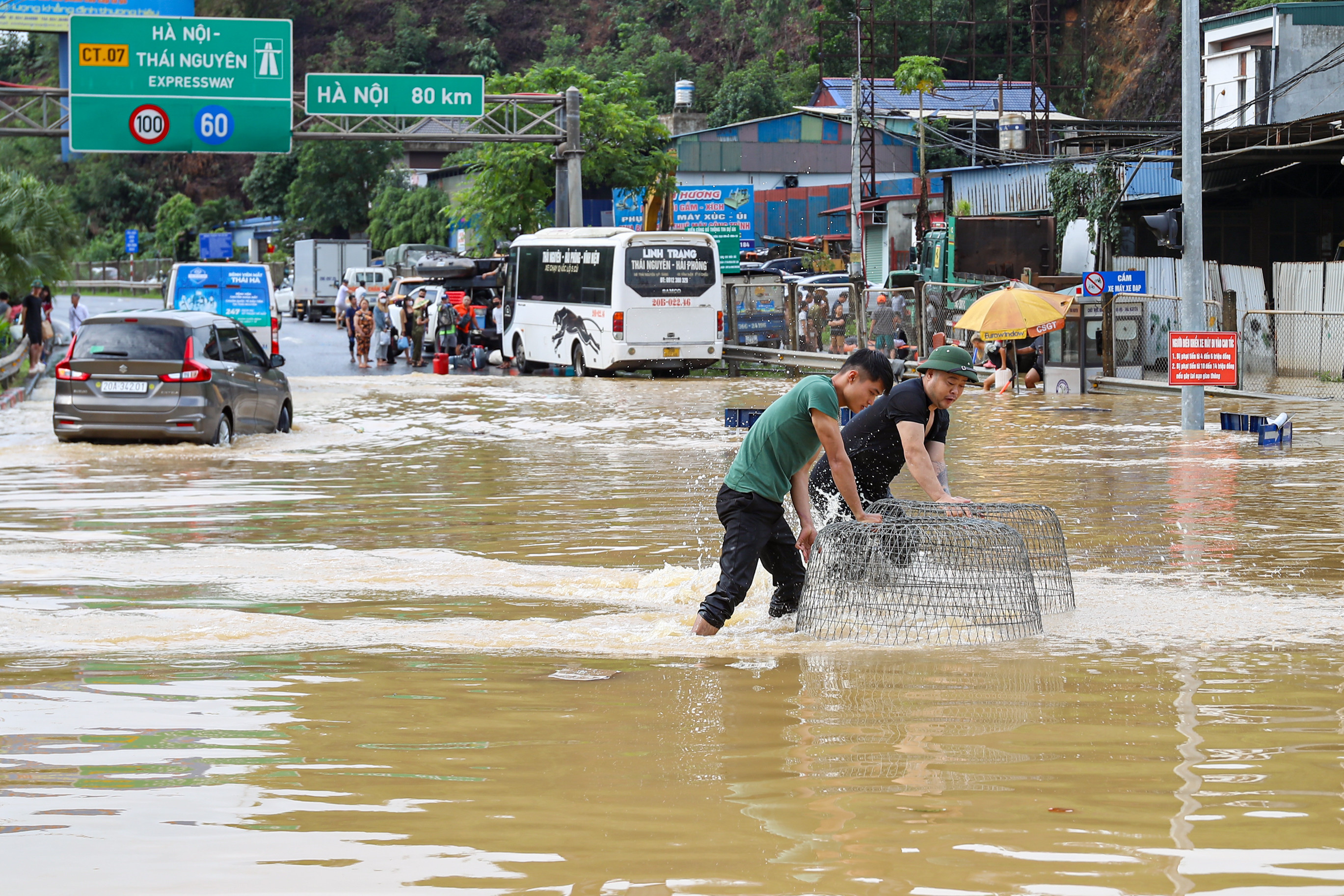Nút giao cao tốc Hà Nội – Thái Nguyên ngập sâu, người dân mang nơm bắt cá