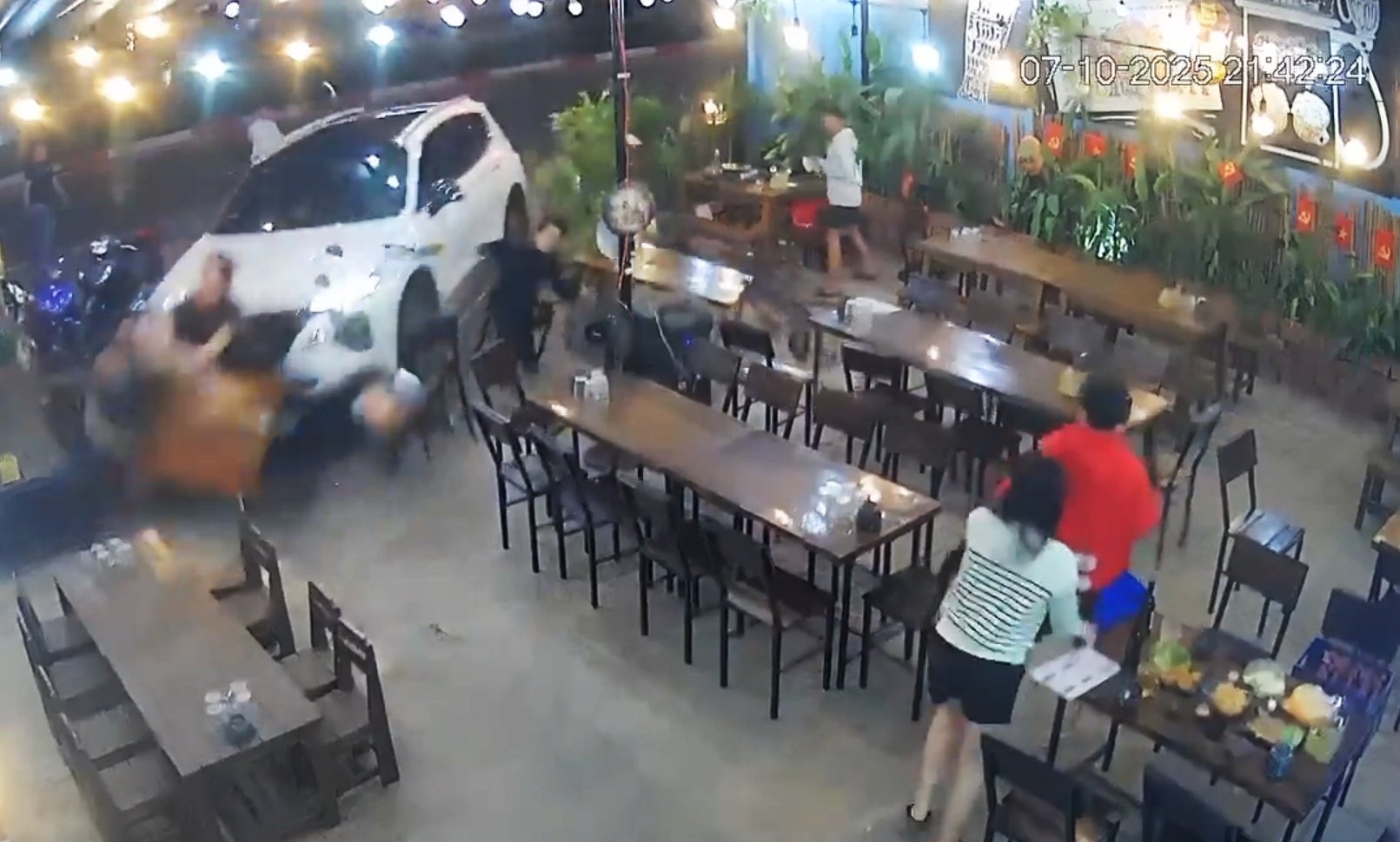 Mâu thuẫn lúc nhậu, tài xế lái xe 7 chỗ lao thẳng vào quán khiến 1 người chết